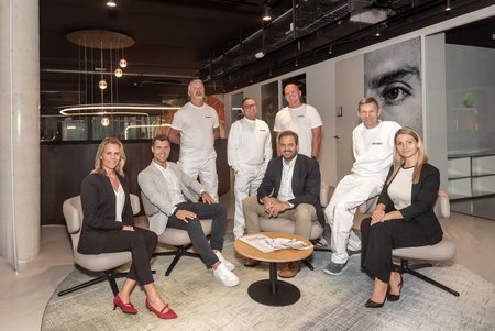 ISOTEC Team posiert in modernem Bürobereich